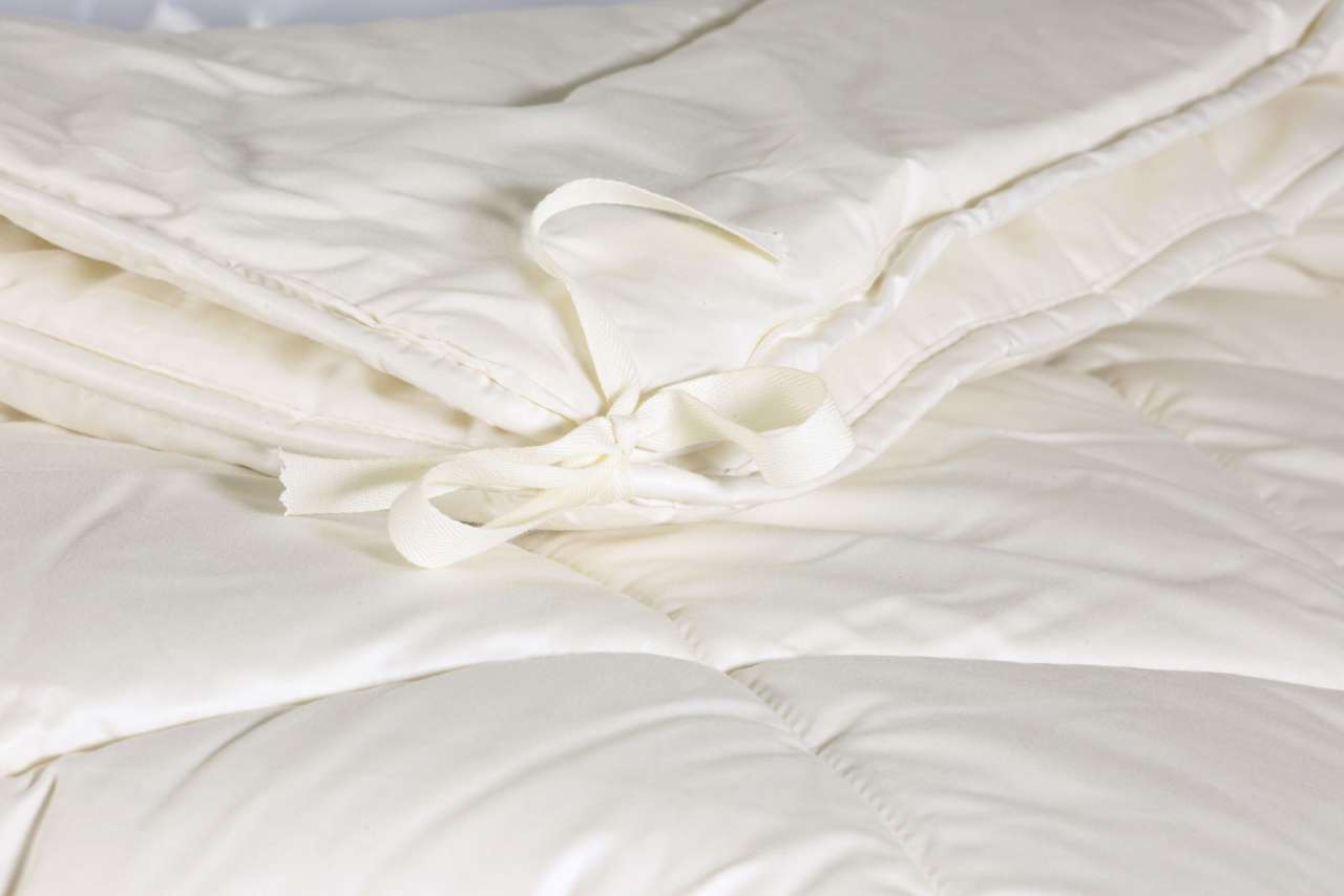 purenature PureNature Four Seasons duvet virgin sheep's wool with tying straps Fabrikverkauf