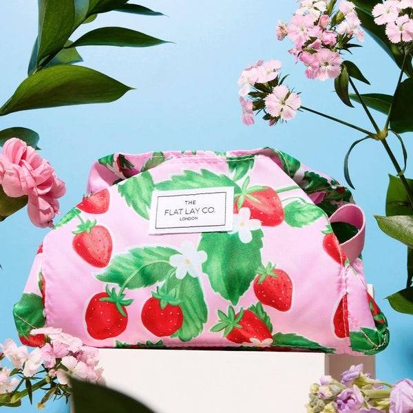 The Flat Lay Co. Drawstring Makeup Bag - Summer Strawberries 50% Rabatt für begrenzte Zeit
