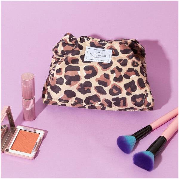 The Flat Lay Co. Drawstring Bag - Leopard Print Discount Store für neue Produkte
